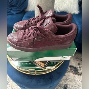 Pre owned like new Puma suede sneaker size 8.5 great condition maroon in color